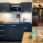 Viel Platz, 2 Grosse Schlafzimmer, Kueche Mit Essplatz, Balkon, Nahe Centro & Arena Apartamento
